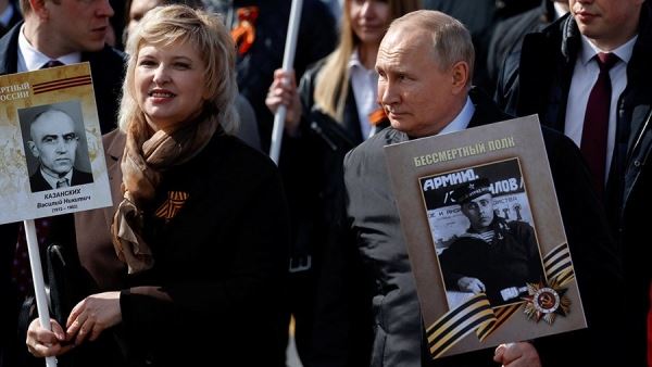 Путин присоединился к шествию «Бессмертного полка» в Москве<br />
