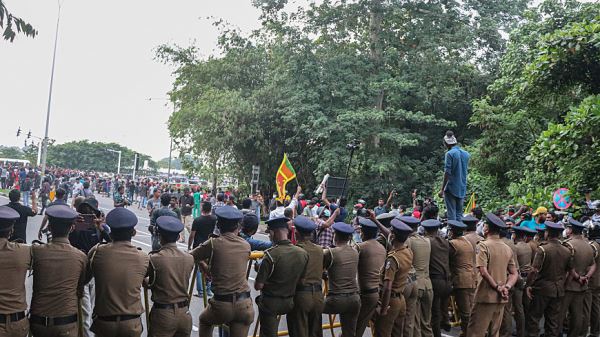 Власти Шри-Ланки призвали туристов не покидать места своего размещения на острове