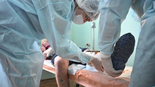 Военные медики ЛНР спасли жизнь пострадавшему от обстрелов ВСУ